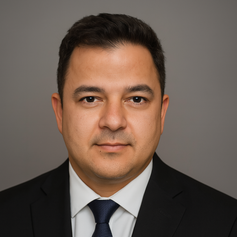 CEO Männliche Person mit kurzen Haaren, in Anzug und Krawatte, neutrale Pose vor grauem Hintergrund.